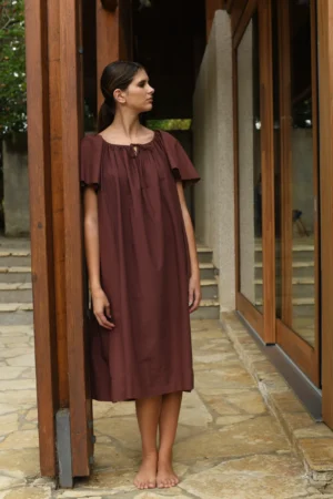 Robe Angèle coloris noisette – Chic doux et féminin